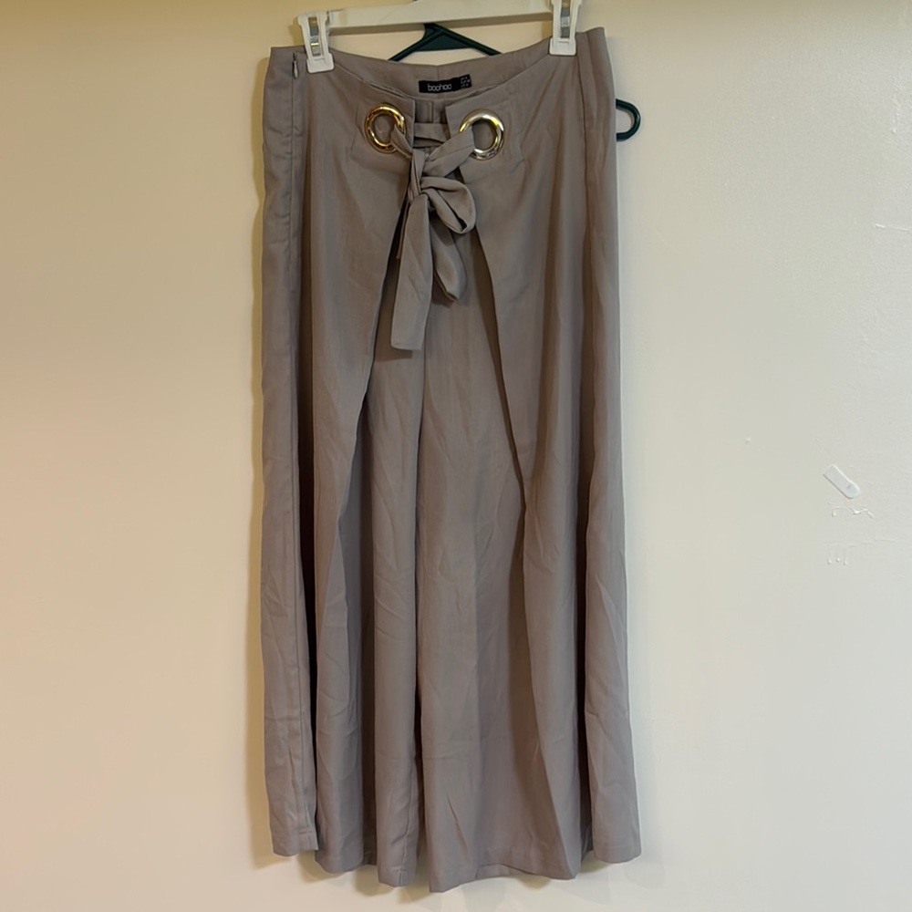 Boohoo Taupe Pants with Gold Rings